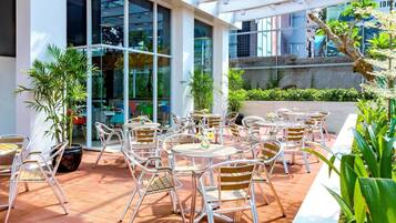 Se sirven desayunos y cocina internacional