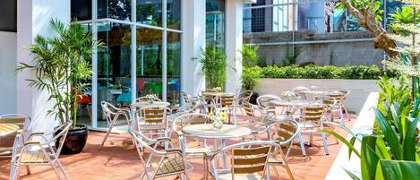 Breakfast served, international cuisine