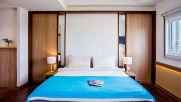 Escritorio, tabla de planchar con plancha y wifi gratis