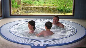 Un jacuzzi con vistas a un paisaje montañoso.