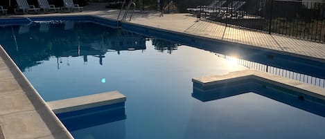 Una piscina al aire libre de temporada