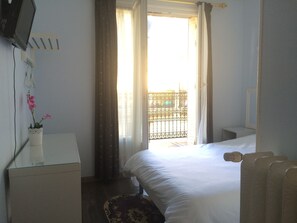 Standard-Doppelzimmer | Zimmersafe, Schreibtisch, schallisolierte Zimmer, kostenloses WLAN