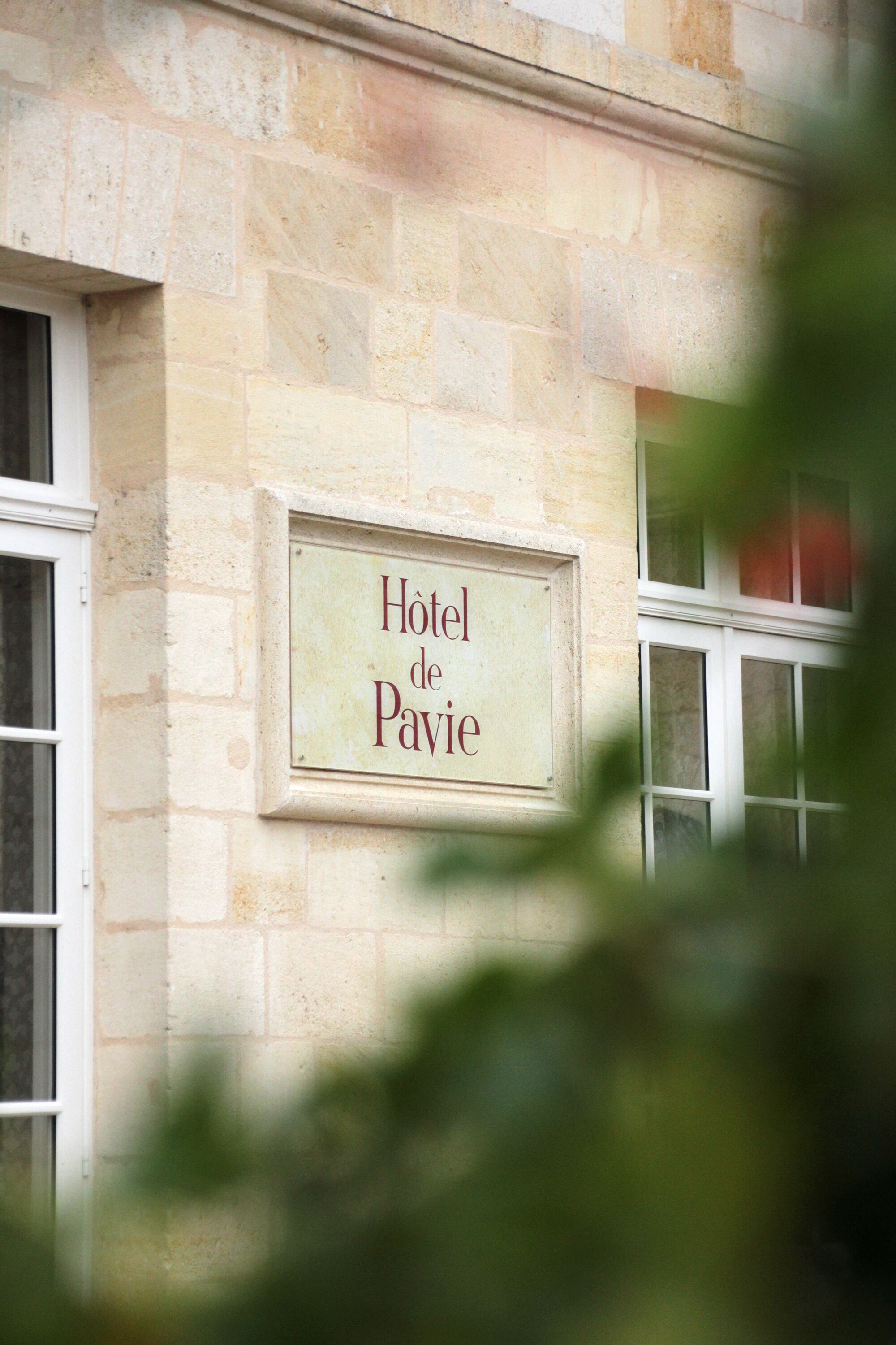 Un bâtiment en pierre sur lequel on peut lire l’inscription : « Hôtel de Pavie ».