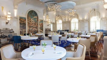 Déjeuner et dîner servis sur place