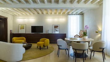 Premium Suite (Suite Prestige) | Premium bedding, minibar, in-room safe, desk