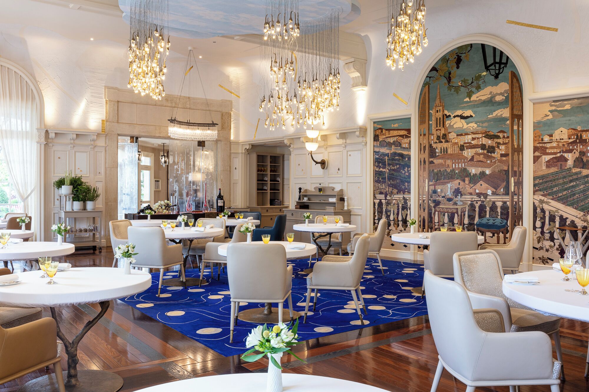 Phục vụ bữa trưa và bữa tối, món Pháp 