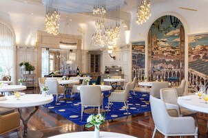 供应午餐和晚餐，法国菜