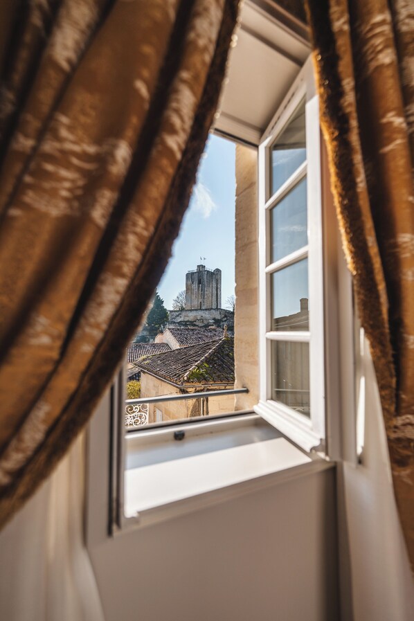 Suite (Maison de Village) | Premium bedding, minibar, in-room safe, desk - Hôtel de Pavie (Saint-Émilion)