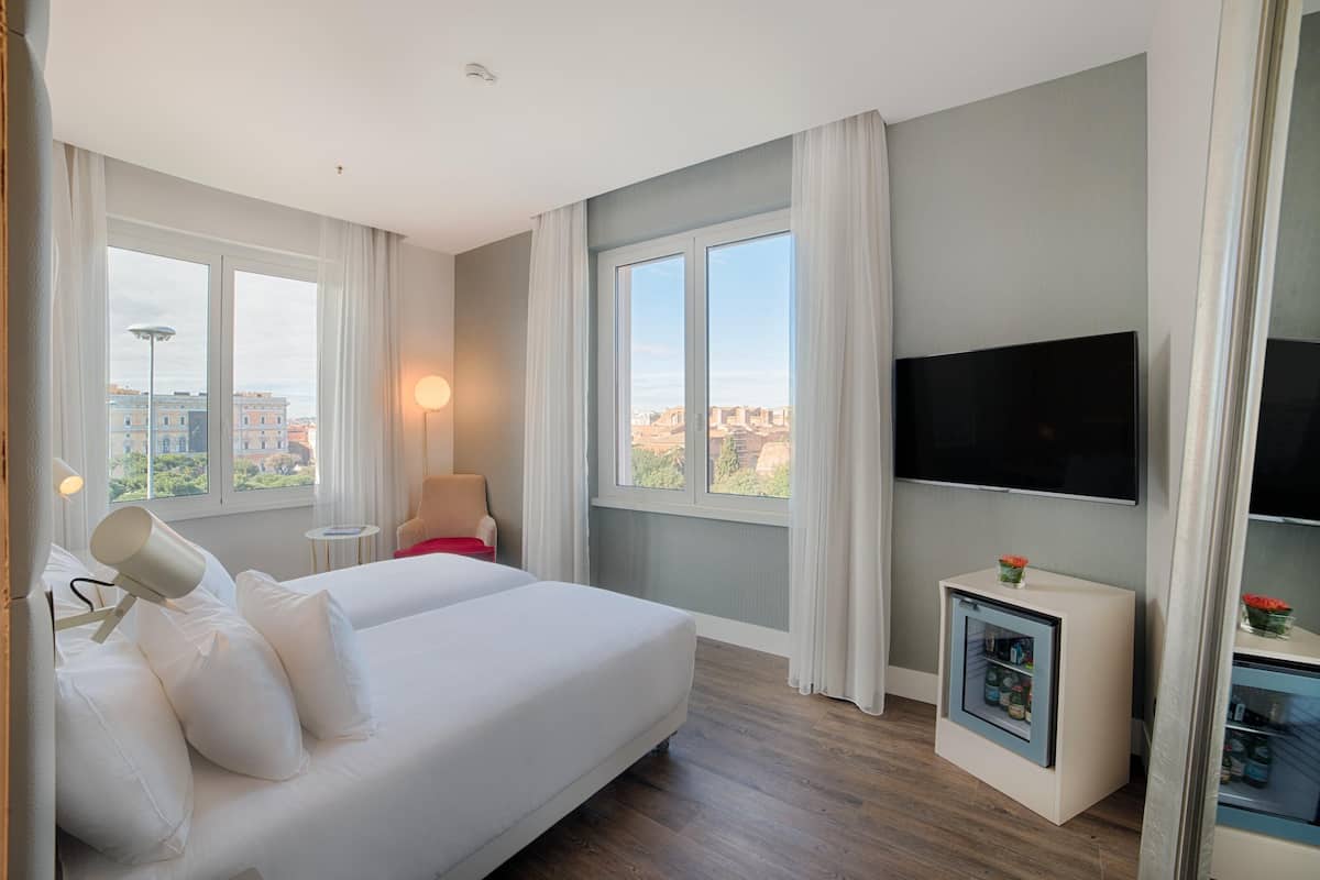 Premium Room | Minibar, in-room safe, desk, soundproofing