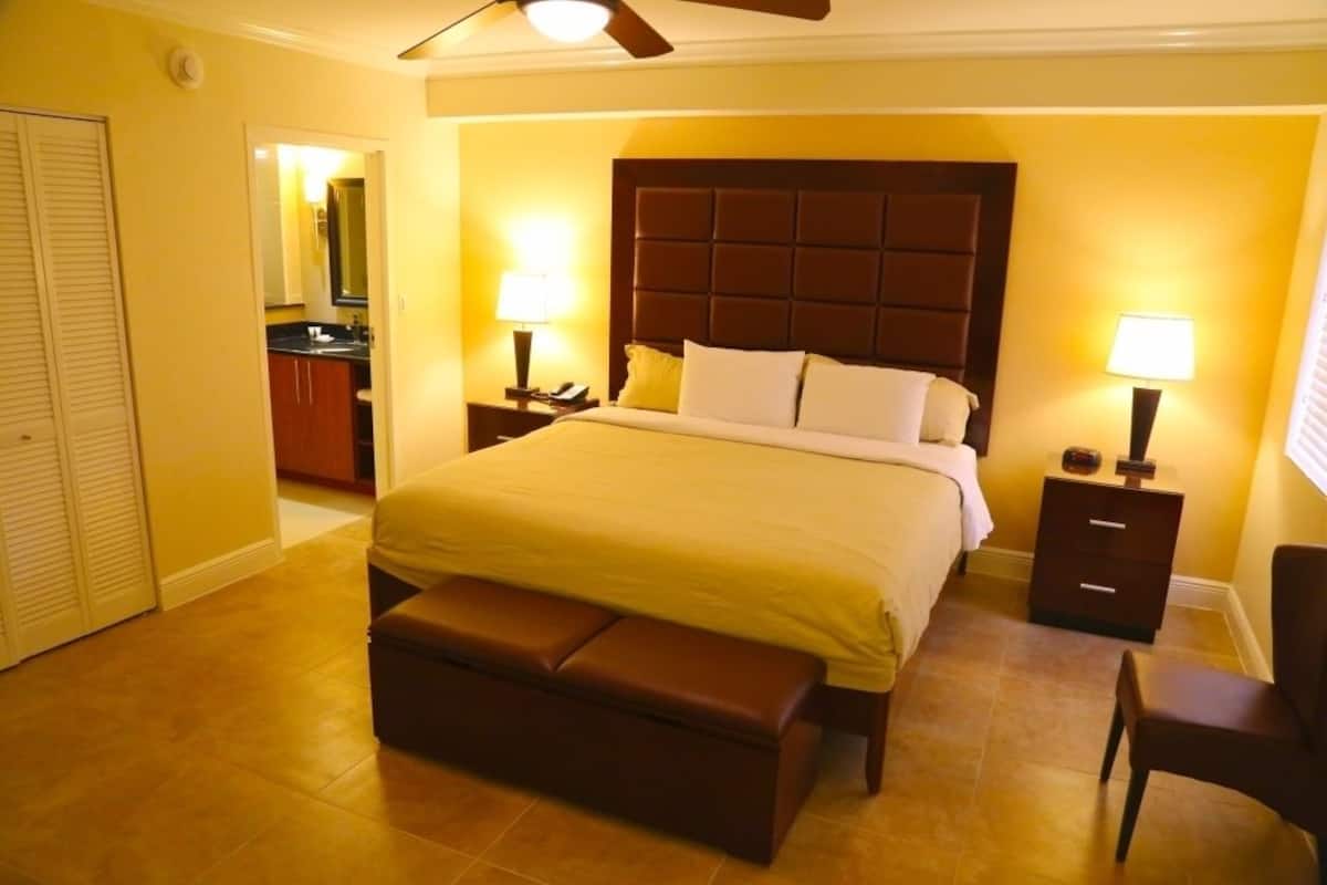 Premium bedding, in-room safe, iron/ironing board, WiFi (free)