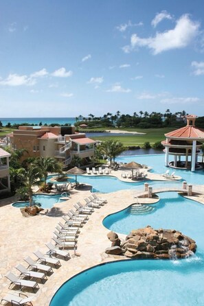 4 piscines extérieures, parasols de plage, chaises longues