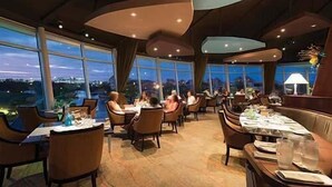 3 restaurants; breakfast, lunch, and dinner served - Tropical Digs (Oranjestad)