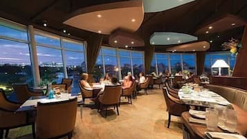 3 restaurantes, se sirven desayunos, comidas y cocina internacional