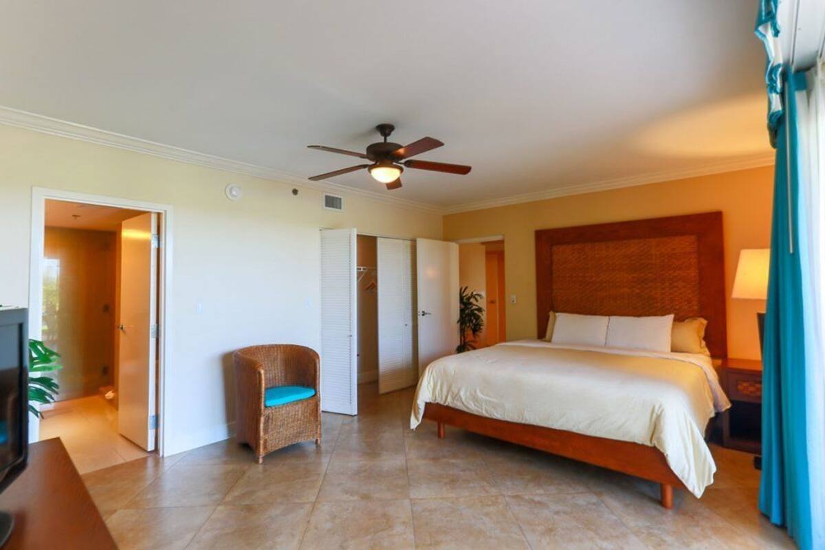 Premium bedding, in-room safe, iron/ironing board, WiFi (free)