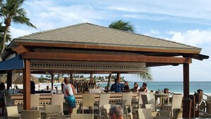 3 bars/lounges, 2 beach bars, poolside bar - Tropical Digs (Oranjestad)