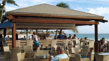 3 bars, 2 bars de plage, bar en bord de piscine