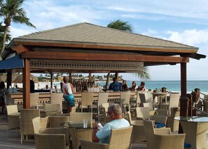3 bars, 2 bars de plage, bar en bord de piscine