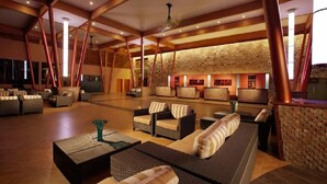 3 bars/lounges, 2 beach bars, poolside bar - Tropical Digs (Oranjestad)