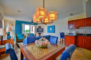 In-room dining - Tropical Digs (Oranjestad)