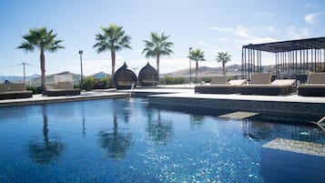 Una piscina al aire libre