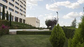 Un hotel de diseño moderno, un césped bien cuidado y un cielo despejado.