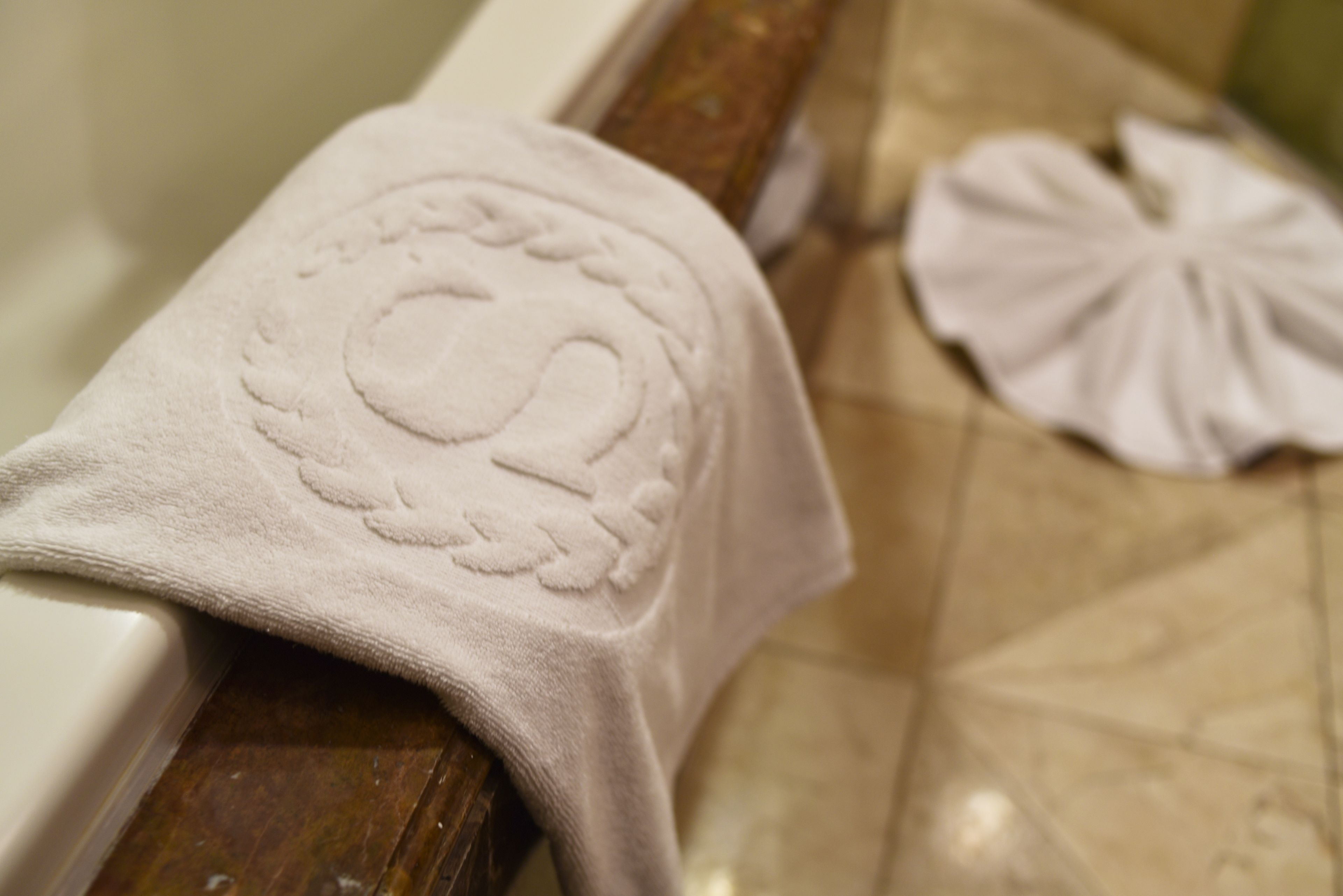 separate bathtub and shower, free toiletries, towels