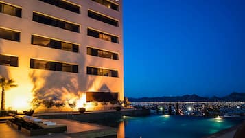 Fachada de la propiedad por la tarde o noche