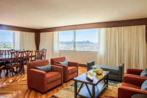 Phòng Suite, 1 giường cỡ king | Két bảo mật tại phòng, bàn, màn/rèm cản sáng, bàn ủi/dụng cụ ủi quần áo 