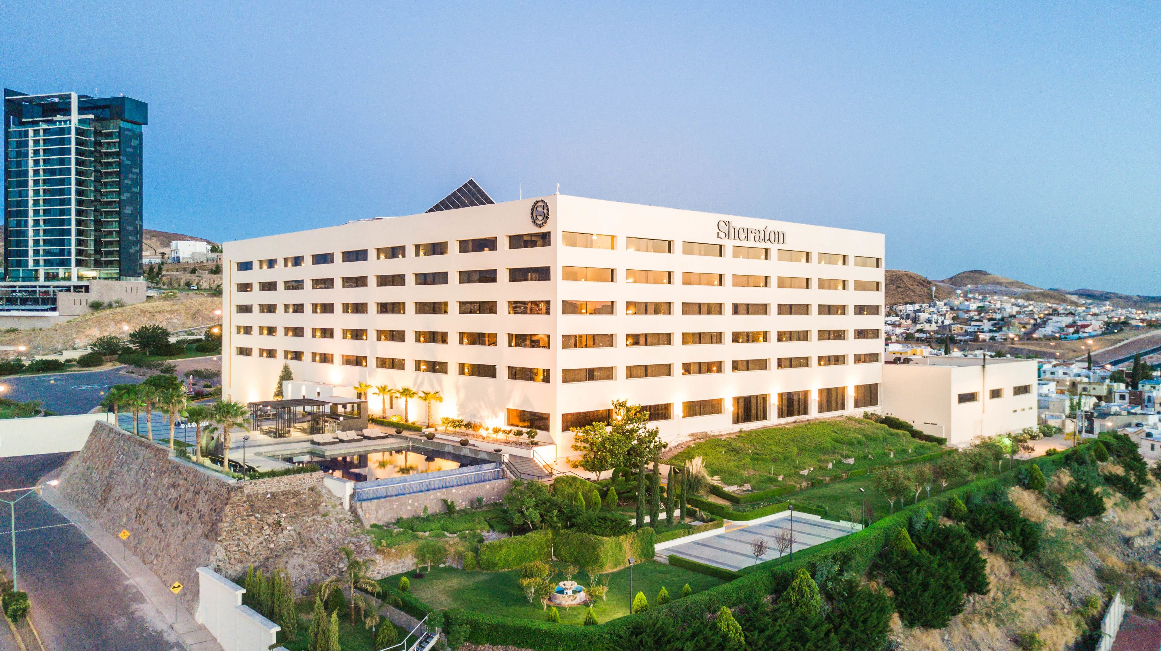 Vista frontal de la propiedad