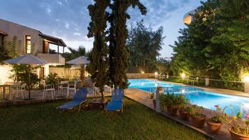 Seasonal outdoor pool, pool umbrellas
