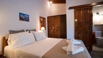 Apartment, 1 Bedroom | In-room safe, individually decorated, desk, iron/ironing board