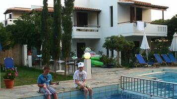Seasonal outdoor pool, pool umbrellas