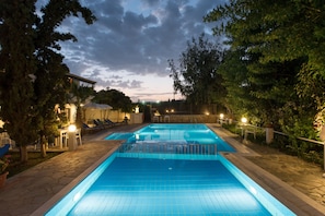 Seasonal outdoor pool, pool umbrellas - Proimos Maisonnettes (Platanias)