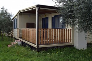 Asuntovaunu, 2 makuuhuonetta, 2 kylpyhuonetta | Terassi/patio