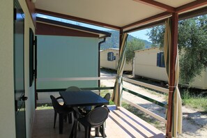 Asuntovaunu, 2 makuuhuonetta | Terassi/patio