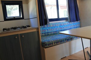 Mobile Home, 2 Bedrooms, 2 Bathrooms | Private kitchen