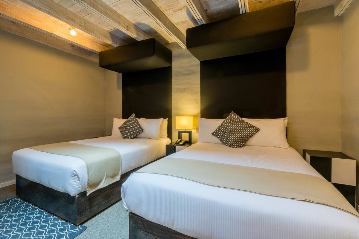 Quarto quádruplo standard, 2 camas de casal | Roupas de cama premium, frigobar, cofres nos quartos, escrivaninha