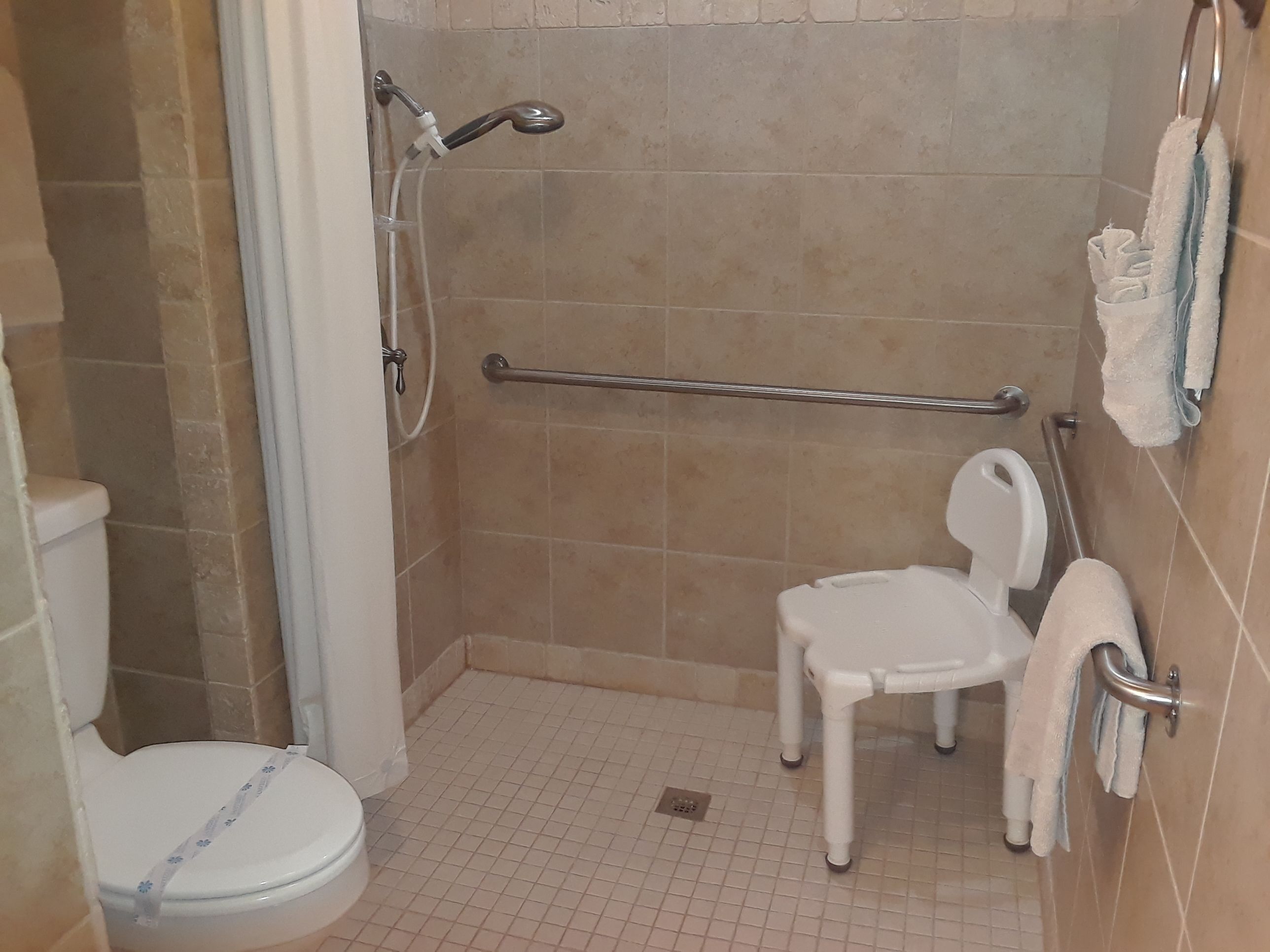 Une petite salle de bain comprenant des toilettes, une douche et un bidet.