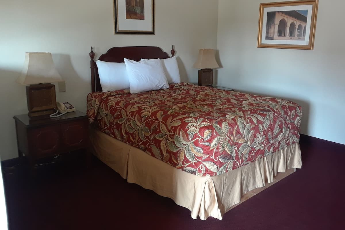 Suite, 1 Queen Bed with Sofa bed | Pillowtop beds, desk, iron/ironing board, WiFi (free)