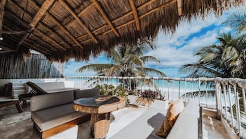 Sunrise Master Suite | Balcón