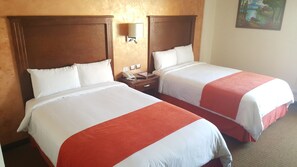Chambre Double ou avec lits jumeaux, 2 lits doubles | Bureau, fer et planche à repasser, Wi-Fi gratuit, draps fournis