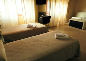 Luxe beddengoed, een bureau, gratis wifi