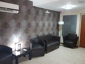 Coin salon dans le hall
