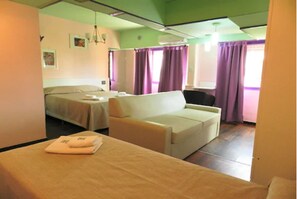 Ropa de cama de alta calidad, escritorio y wifi gratis