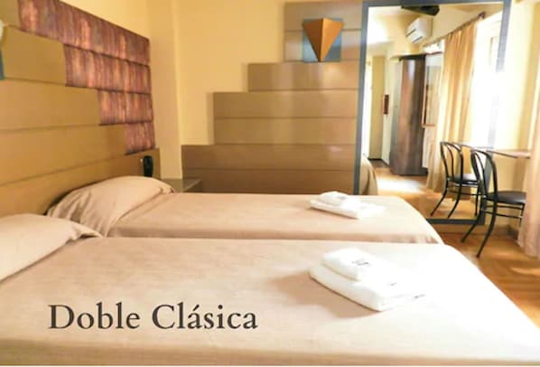 Ropa de cama de alta calidad, escritorio y wifi gratis