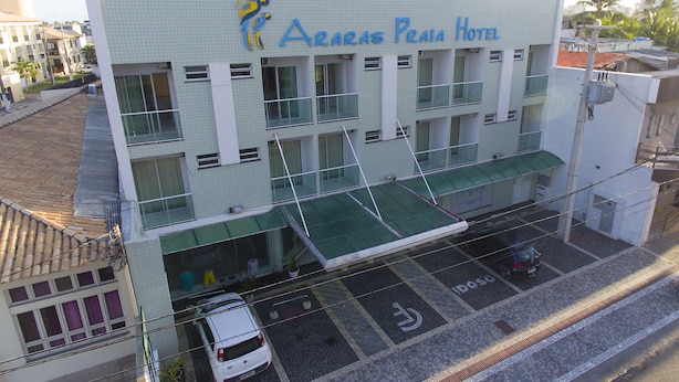 A multi-story building with a tiled facade and a sign reading "Araras Praia Hotel". - Rede Andrade Araras (Aracaju)