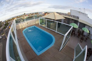 Una piscina cubierta, una piscina al aire libre