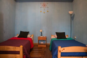Quarto duplo standard, 2 camas de solteiro, banheiro compartilhado | Wi-Fi de cortesia, roupa de cama
