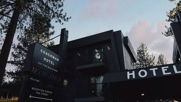 Un letrero de hotel con la leyenda 'Coachman Hotel' y 'Novascotia'.