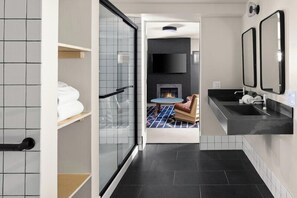 Suite, plusieurs lits, accessible aux personnes à mobilité réduite | Salle de bain | Douche, articles de toilette gratuits, sèche-cheveux